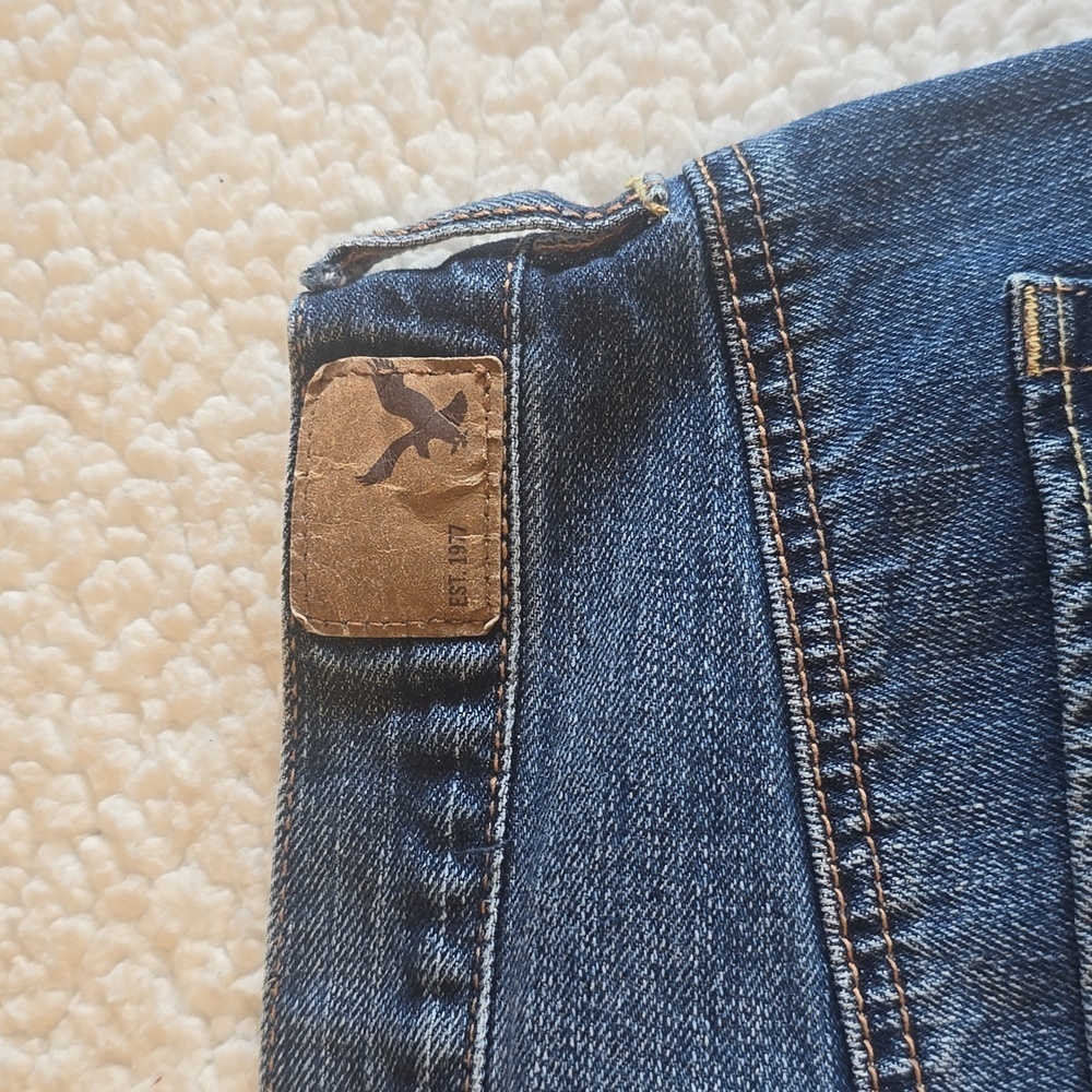 American Eagle Outfitters Women's Distressed Blue Denim Shorts Sz.4 - Picture 4 of 12